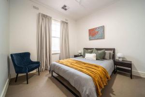 Redgum on Rugless - Coastal Charm near Glenelg Beach