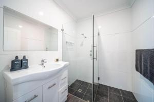 Redgum on Rugless - Coastal Charm near Glenelg Beach