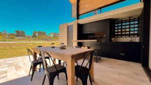 Casa Agustina - Casa En Barrio Privado San Benito, Chapadmalal Para 6 PAX Con Pileta - Hola Sur