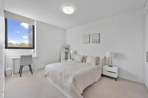 Elegant Two-Bedroom near Sydney CBD w Balcony and Parking