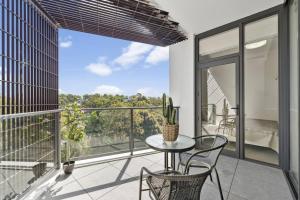 Elegant Two-Bedroom near Sydney CBD w Balcony and Parking