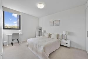 Elegant Two-Bedroom near Sydney CBD w Balcony and Parking