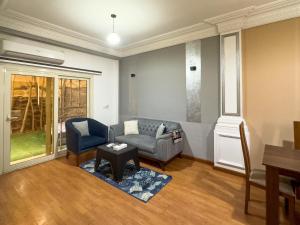 821 · Bright 2BR Townhouse • Private Garden