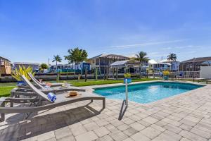 Gulf Access, Walk to the Beach, Heated Pool - The Fabulous Flamingo - Roelens
