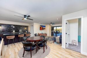 Modern Havasu Escape Luxury Pool and Gourmet Grill with Fire Pit