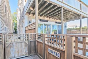 Modern Beachfront Escape - Steps from Ferry - Deck