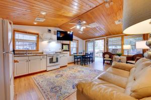 Fish, Boat & Explore: Cross Creek Cabin w Dock!