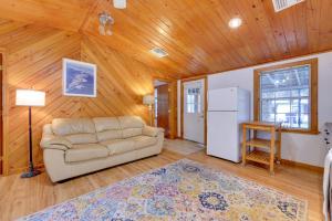 Fish, Boat & Explore: Cross Creek Cabin w Dock!