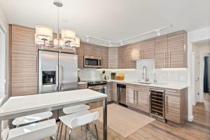 Silverglo 301, Top-Floor Condo - Fireplace AC Pool Walk to Aspen Mountain