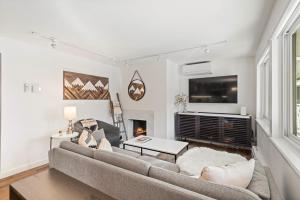 Silverglo 301, Top-Floor Condo - Fireplace AC Pool Walk to Aspen Mountain