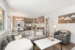 Silverglo 301, Top-Floor Condo - Fireplace AC Pool Walk to Aspen Mountain