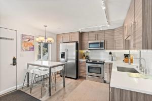 Silverglo 301, Top-Floor Condo - Fireplace AC Pool Walk to Aspen Mountain