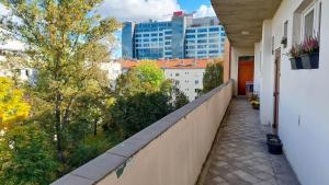 Modern Apartment by Budějovická Metro, Near Center