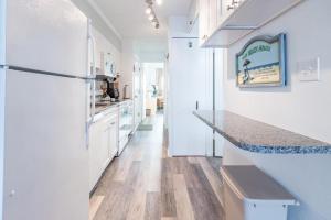 Stunning Ocean Views From This 1 Bedroom Condo, Mid-Town Location!