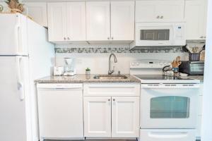 Stunning Ocean Views From This 1 Bedroom Condo, Mid-Town Location!