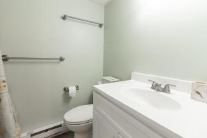 Stunning Ocean Views From This 1 Bedroom Condo, Mid-Town Location!