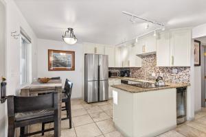 Silverglo Unit 205, Cozy Condo Walking Distance to Town with Pool AC