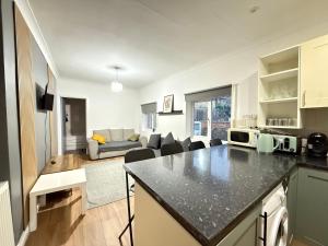 (R0)2 Bedroom Flat in Zone 2 Lnd