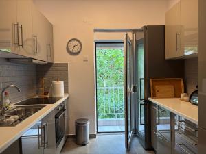 Stylish & Bright 2BR in Central Thessaloniki - Walk Everywhere - Near HELEXPO