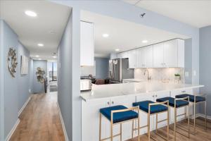 Spacious 2 Bedroom Ocean Front at the Century with Indoor Pool!