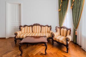 Casa Doseanu , Stern Palace Oradea