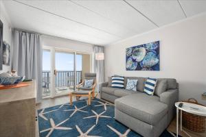 Stunning Renovated 2 Bedroom Direct Ocean Front!