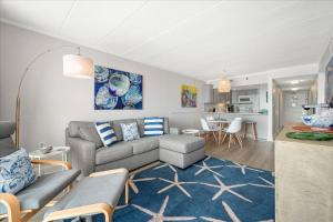 Stunning Renovated 2 Bedroom Direct Ocean Front!