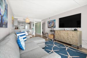 Stunning Renovated 2 Bedroom Direct Ocean Front!