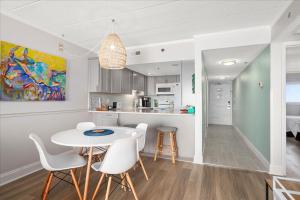 Stunning Renovated 2 Bedroom Direct Ocean Front!