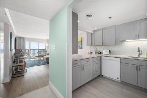 Stunning Renovated 2 Bedroom Direct Ocean Front!