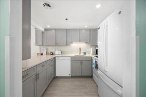 Stunning Renovated 2 Bedroom Direct Ocean Front!