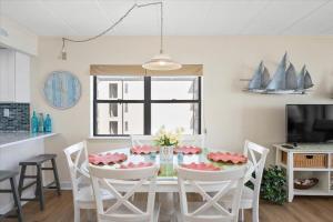 Gorgeous Ocean Views From This Beautiful Condo!