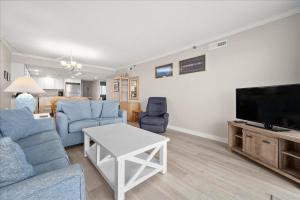 Beautiful 2 Bedroom Plaza Condo with Outdoor Pool!