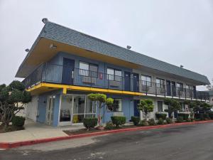 Super 8 by Wyndham Tracy