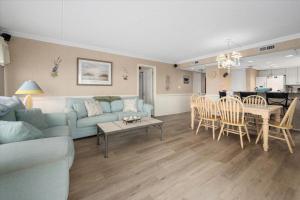 Gorgeous 3 Bedroom Rainbow Condo with Ocean Views and Outdoor Pool!