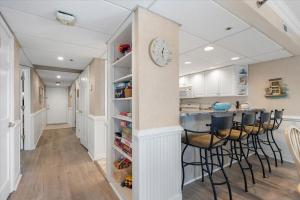 Gorgeous 3 Bedroom Rainbow Condo with Ocean Views and Outdoor Pool!