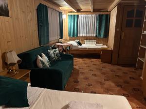 Cichowiańska Chałupa przy stoku z widokiem na GÓRY I SKY WALK