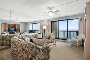 2 Bedroom Rainbow Condo with Fabulous Direct Ocean Views and Outdoor Pool!