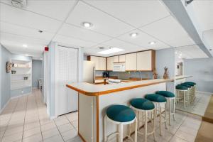 2 Bedroom Rainbow Condo with Fabulous Direct Ocean Views and Outdoor Pool!