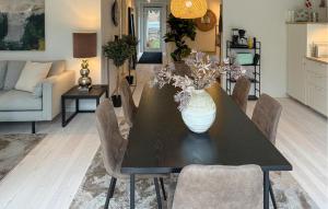 Beautiful Home In Dronningmølle With Wifi