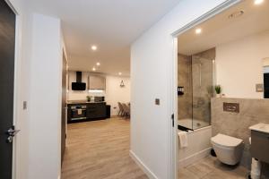 York Centre Apt - Free Parking & Gym