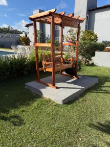 Apartamento de 3 quartos, no Condomínio Taperapuan Duplex, há 400m da praia, localizado próximo da barraca axé mói, boa beach e etc