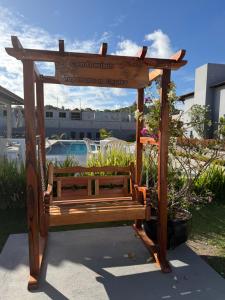 Apartamento de 3 quartos, no Condomínio Taperapuan Duplex, há 400m da praia, localizado próximo da barraca axé mói, boa beach e etc