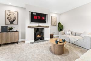 Spacious 3BR 3-Bath Modern Home Warrington