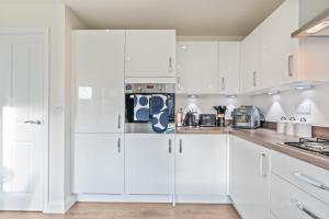 #83 Stylish 3 bed 2 bath Wigston Home with Parking