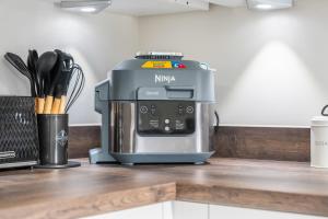 #83 Stylish 3 bed 2 bath Wigston Home with Parking