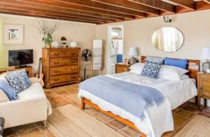 Whale Beach Escape with Leafy Ocean Views