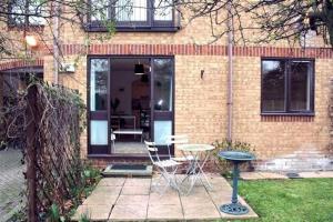 Stunning 1 Bed Spacious Flat with Private Parking!