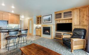 Rustic Pet-Friendly Second Floor Condo