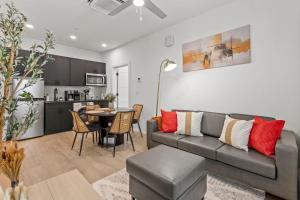 2Beds|2Baths|Near Convention Ctr|Free Parking|Gym